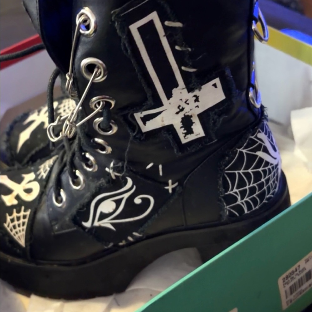 Women's Black Graphic Heeled Boots